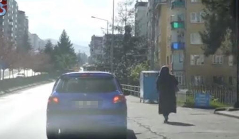 Yusuf Yazıcı'nın bordo-mavi arabasıyla şehir turu