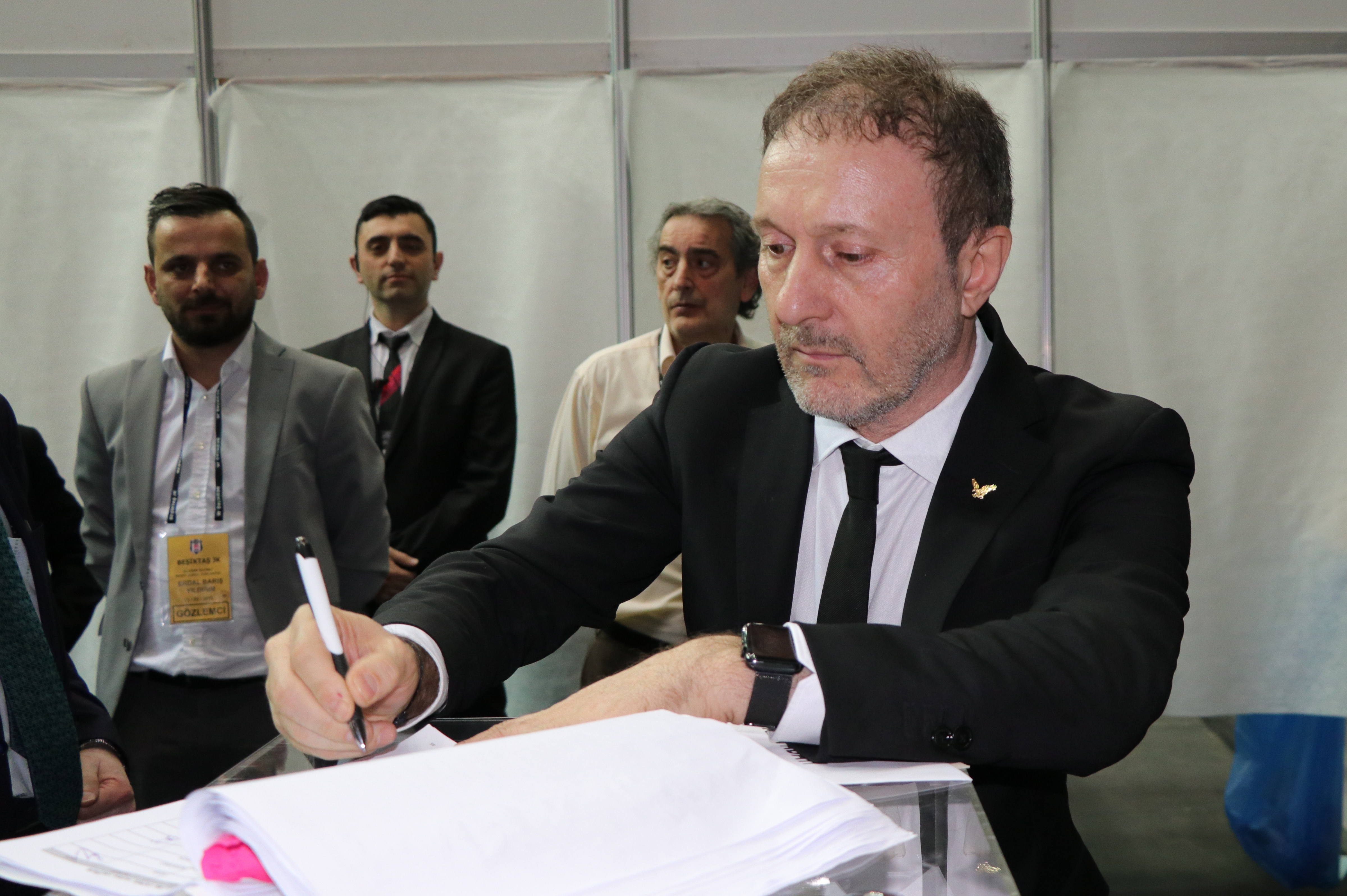Sandıklar açılıyor, oylar sayılıyor