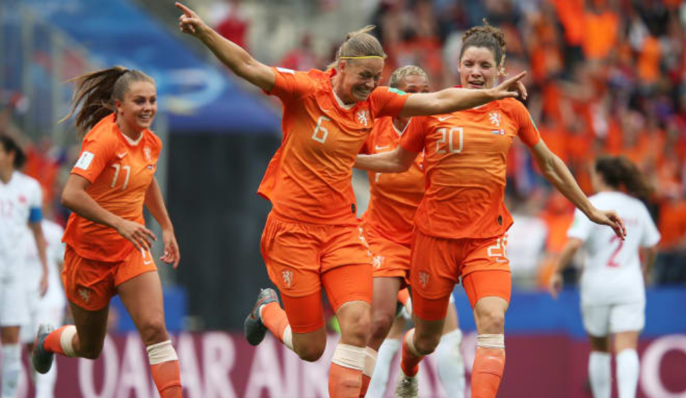 Hollanda, Kanayı iki golle geçti