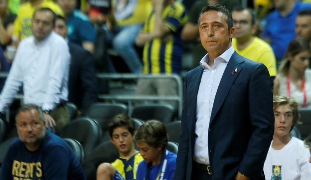 Ali Koç taraftarların yanına gitti