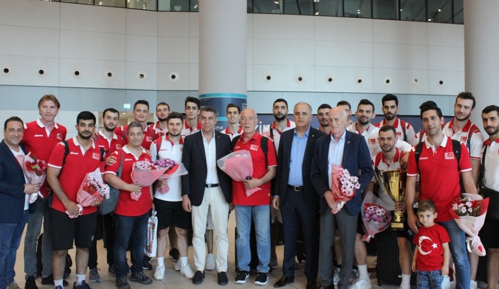 Şampiyon voleybolcular yurda döndü