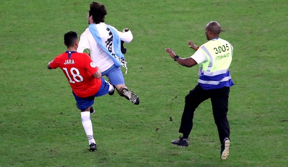 Gonzalo Jara sahaya giren seyirciye acımadı!