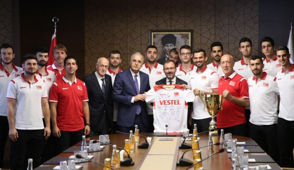 Bakan Kasapoğlu, şampiyon voleybolcuları kabul etti