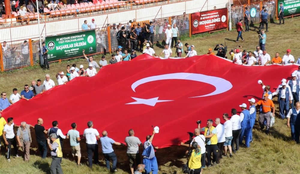 Kırkpınar’da dev Türk bayrağı açıldı