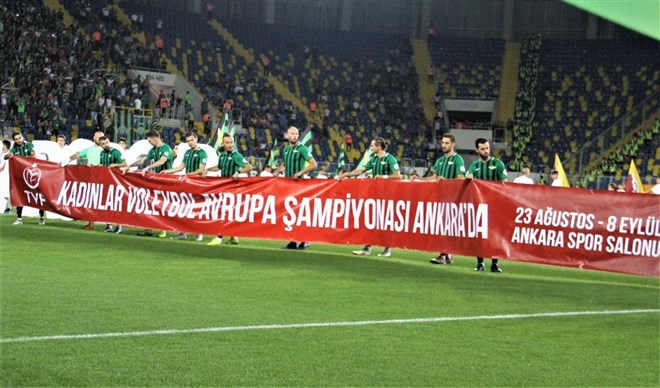 Galatasaray ve Akhisarspor’dan Filenin Sultanlarına pankartlı destek