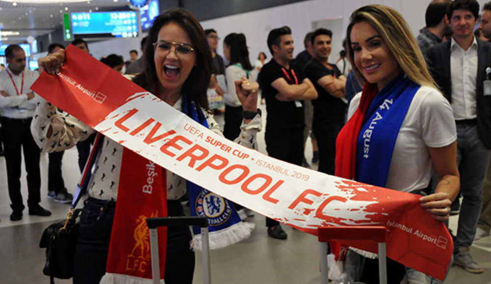 Liverpoollu futbolcuların aileleri, bando ekibiyle karşılandı