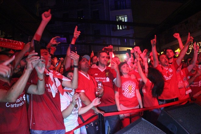 Liverpoollu taraftarlar maç öncesi İstanbul’da doyasıya eğlendi
