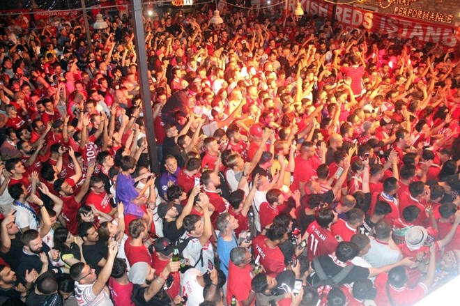 Liverpoollu taraftarlar maç öncesi İstanbul’da doyasıya eğlendi