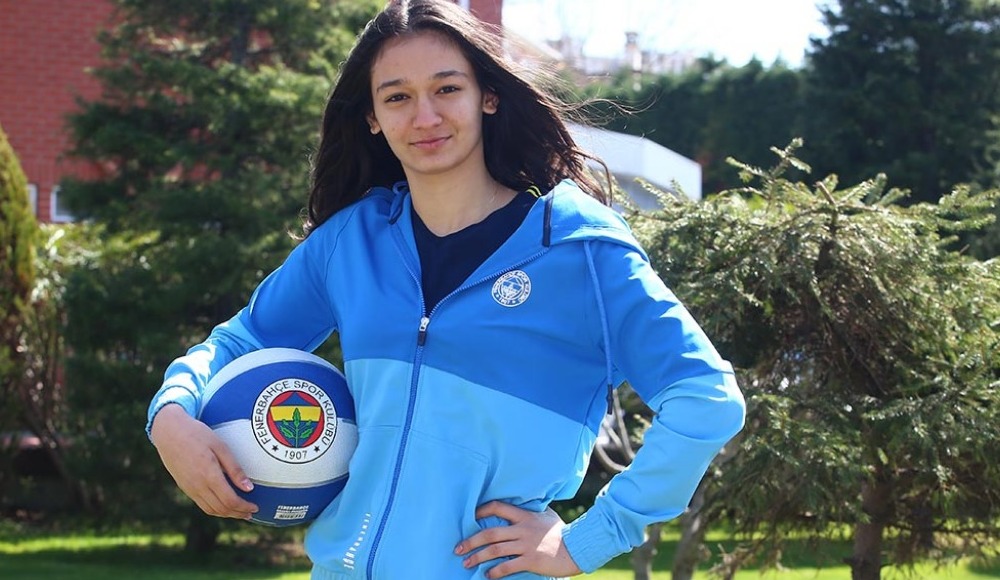 Fenerbahçe'de İdil Saçalır'la profesyonel sözleşmeye yapıldı