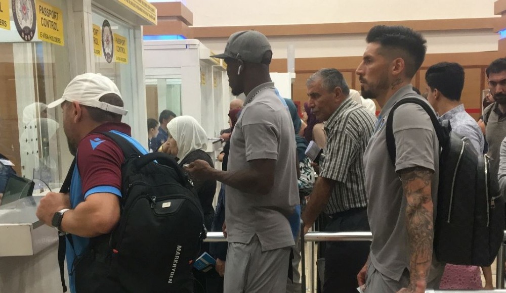 Trabzonspor kafilesi yurda döndü
