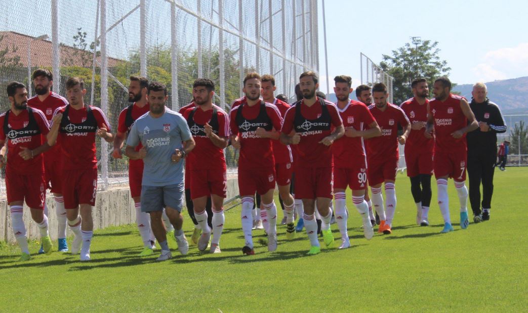 Oray Baykal: “Bu oyuncu grubuyla ligde başarılı olacağımıza inanıyorum”