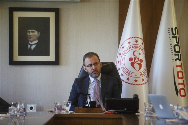Bakan Kasapoğlu Askeri Olimpiyatlarda madalya alan güreşçileri tebrik etti
