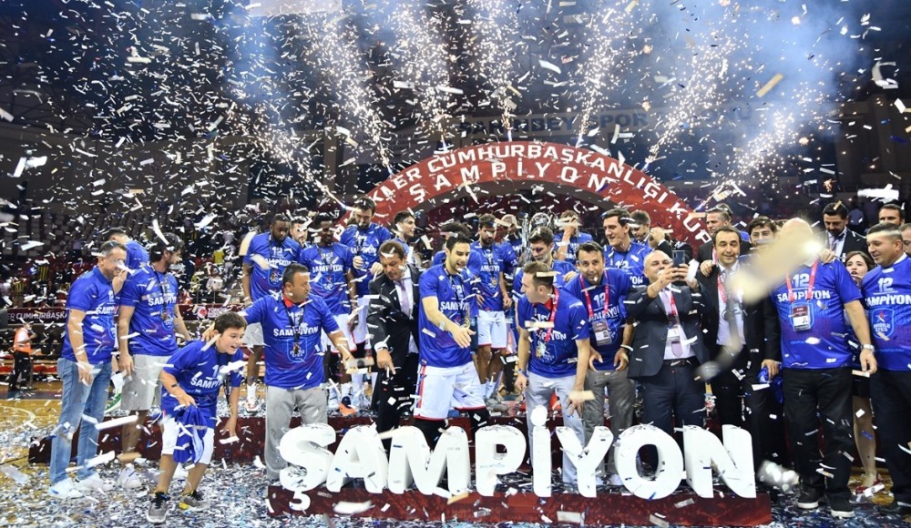 Şampiyon Anadolu Efes kupasını aldı