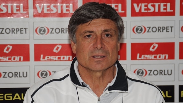 Raşit Çetiner: "Futbolcular sakin olabilmeli"