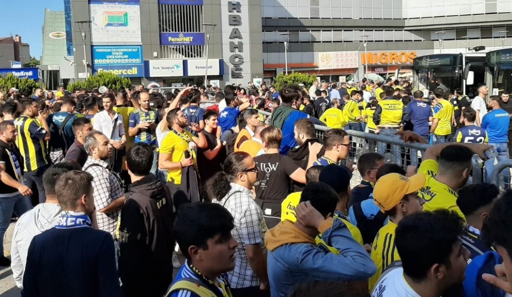 Ali Koç, taraftarları uğurladı