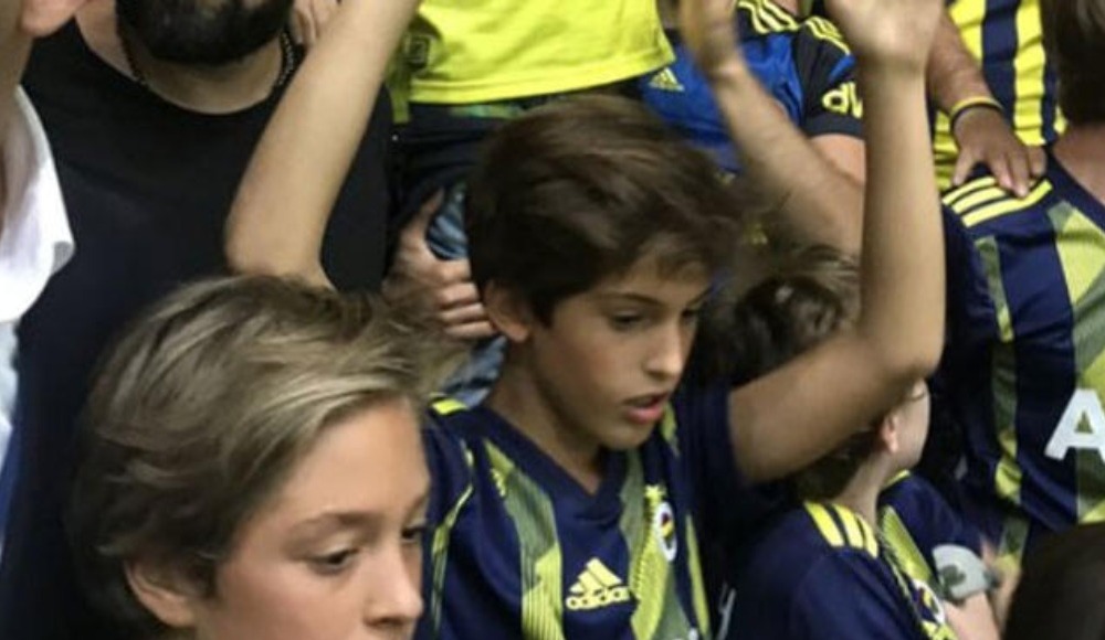 Ali Koç'un oğlu, derbiyi tribünde izledi