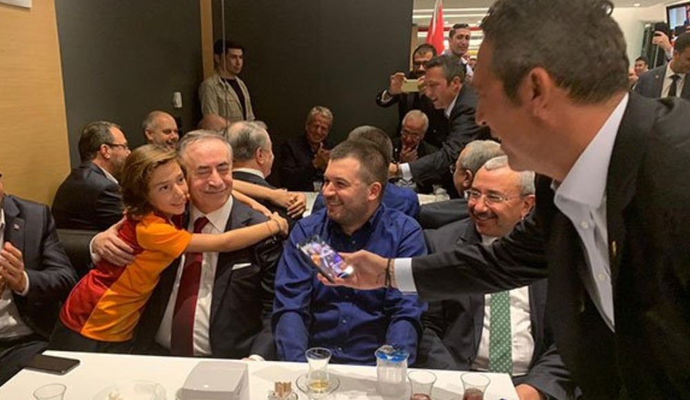 Galatasaray ve Fenerbahçe derbisinde anlamlı fotoğraf