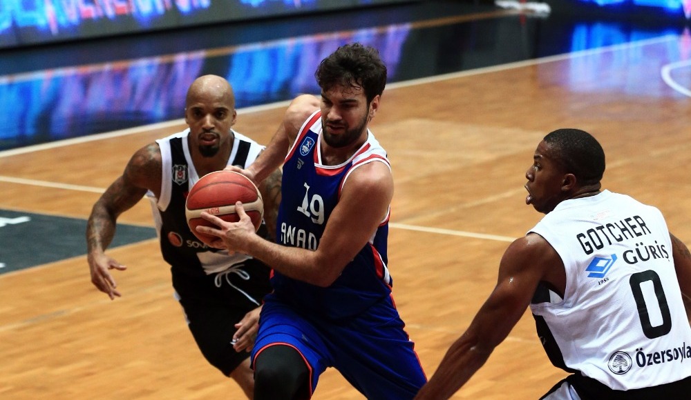 Anadolu Efes, deplasmanda 12 sayı farkla kazandı!