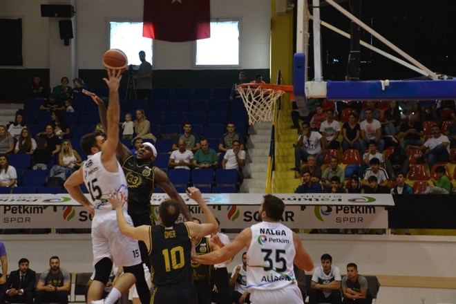 Petkimspor, evinde Akhisar Belediye’yi 75–72’lik skorla mağlup etti
