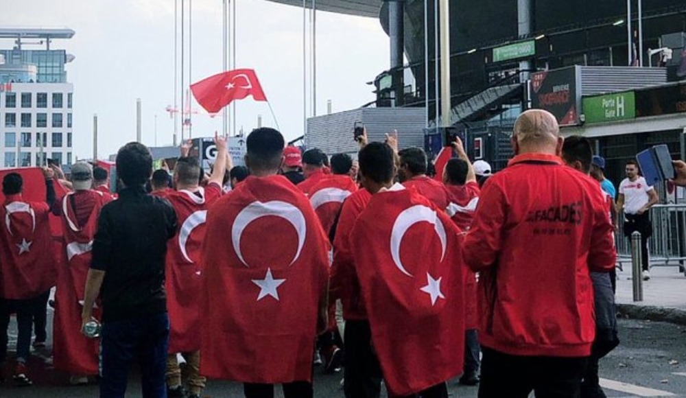 Paris’te milli maç coşkusu