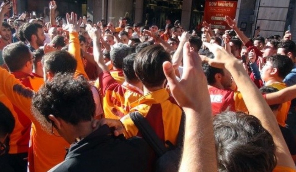 Galatasaray taraftarları Taksim'de toplandı