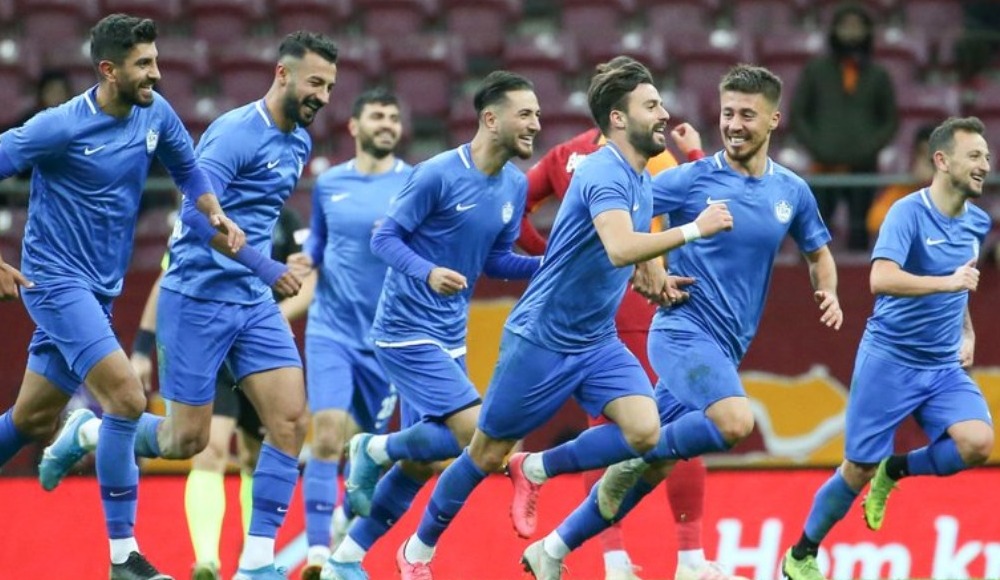 Tuzlasporlu futbolcular galibiyeti kutladı