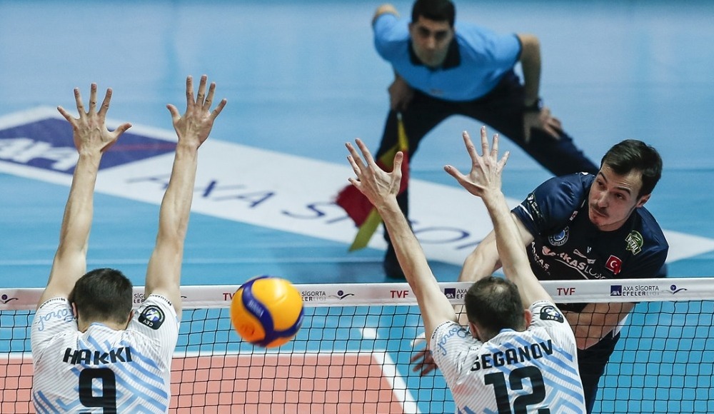 Arkas Spor, deplasmanda Halkbank'ı 3-0 yendi