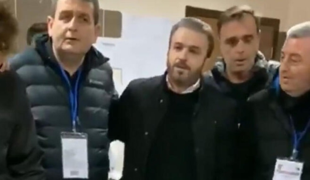 Soyunma odasına prim çantası ile indi