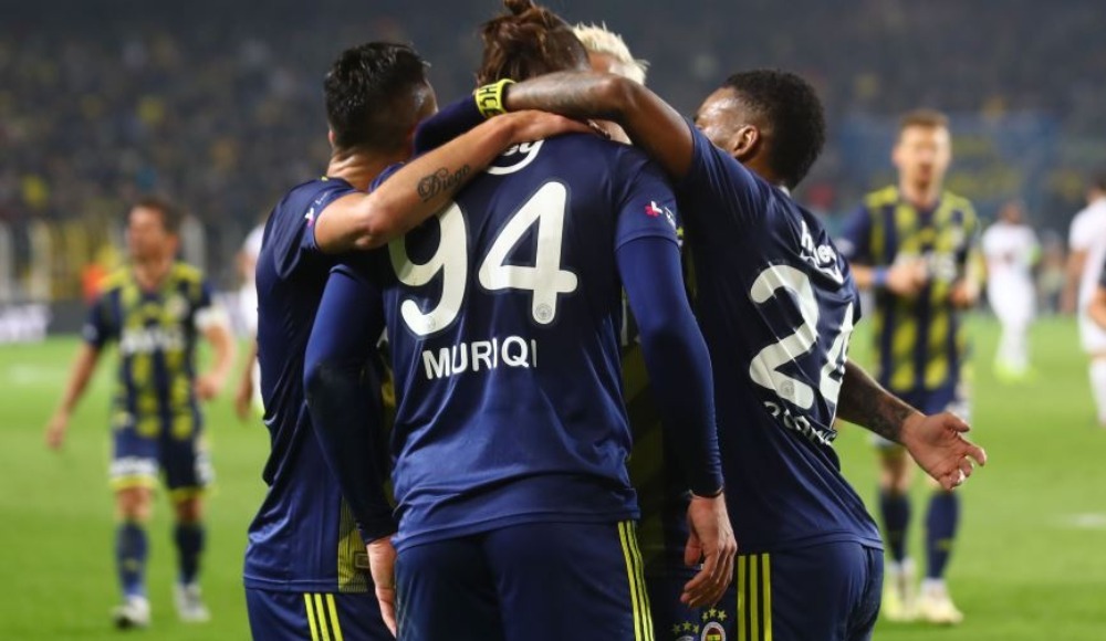 Yanal ve futbolcuları tebrik etti