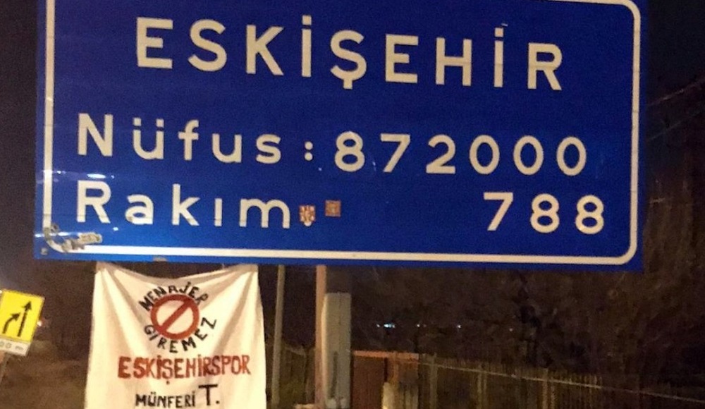 Eskişehirspor taraftarı şehrin 'Menajer Giremez' yazılı bir pankart astı