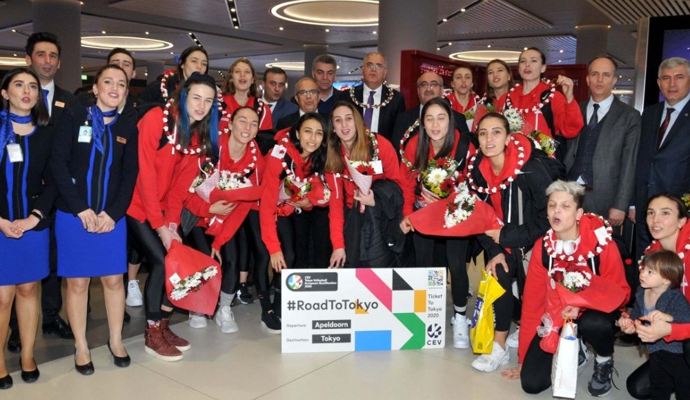 A Milli Kadın Voleybol Takımı, İstanbul'da büyük coşkuyla karşılandı