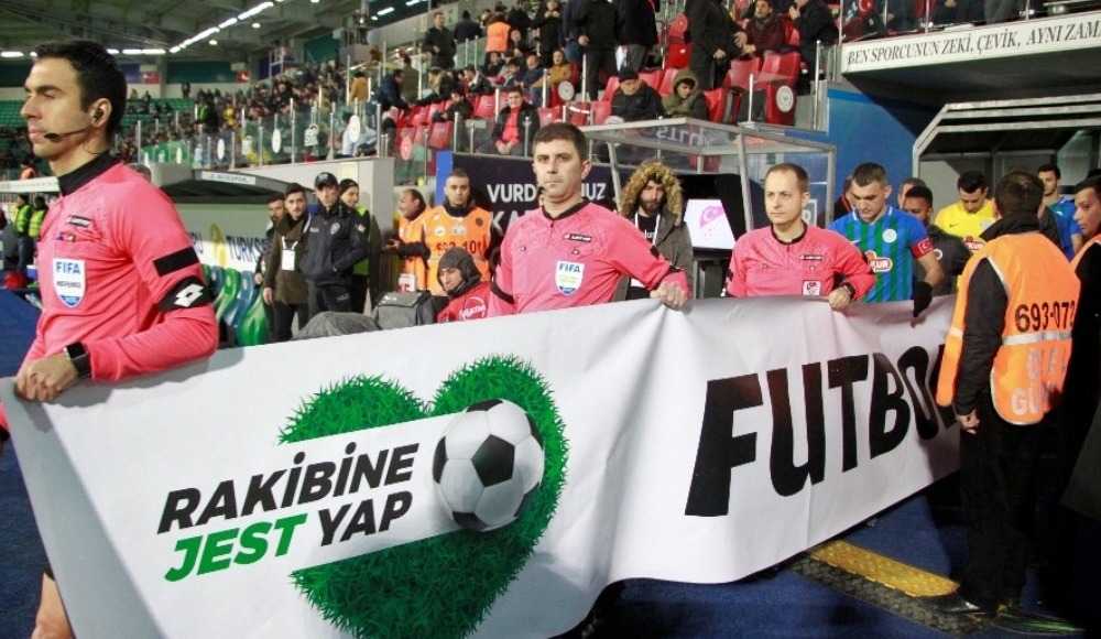 TFF'den 31 yıl önce kazada hayatını kaybeden Samsunsporlular için anma pankartı