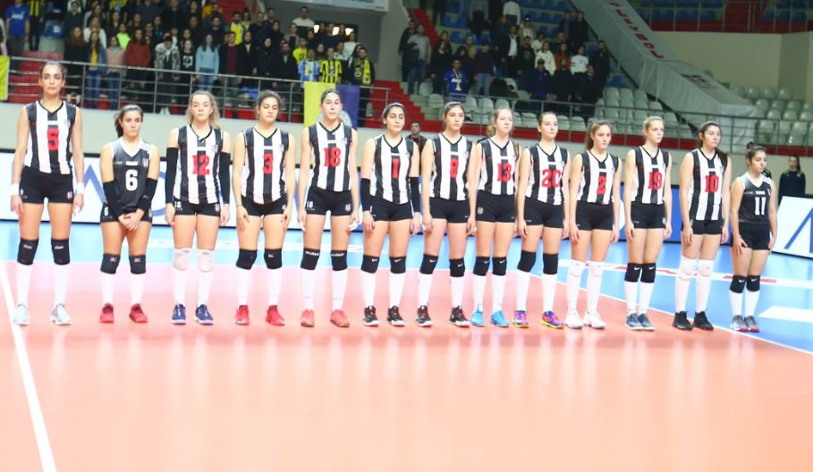 Voleybolcuları alkışladılar...