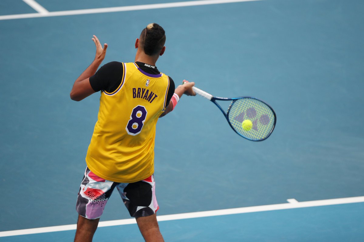 Nick Kyrgios, Kobe Bryant formasıyla ısınırken
