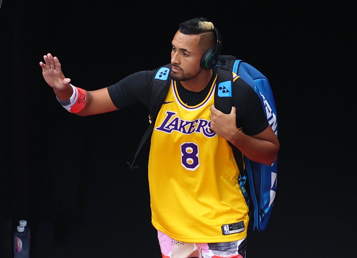 Nick Kyrgios, Kobe Bryant formasıyla ısınırken