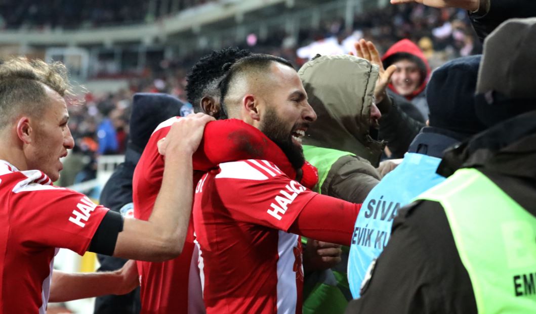 Rıza Çalımbay futbolcularıyla toplantı yapacak