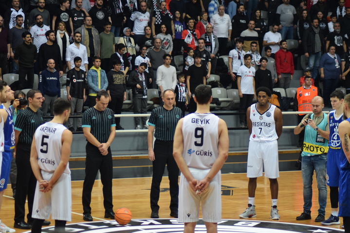 Beşiktaş tribünlerinden ilk Sergen Yalçın tezahüratı...