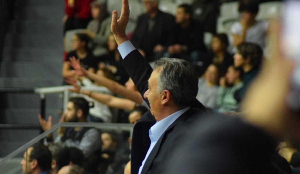 Taraftardan Ahmet Nur Çebi'ye: "Fikret Orman'a hesap sorsana"