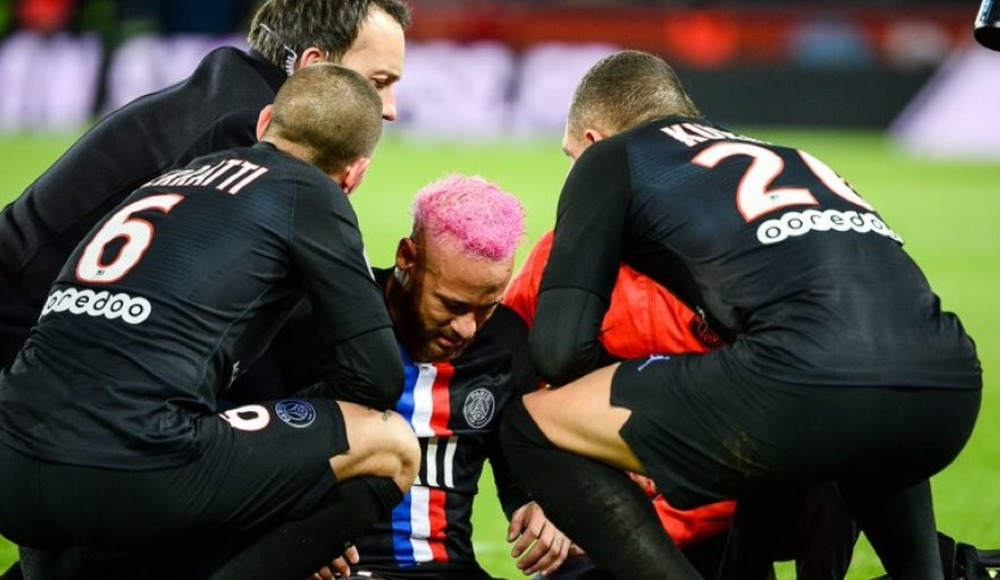 Sakatlanan Neymar, PSG kadrosundan çıkarıldı