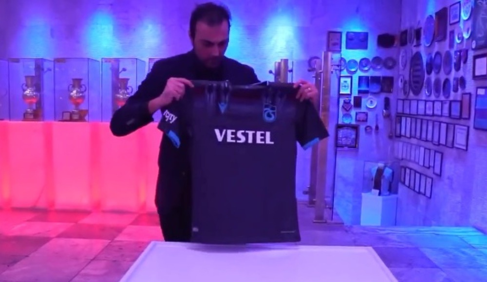 Trabzonspor yıldız futbolcusunun formasını dondurdu