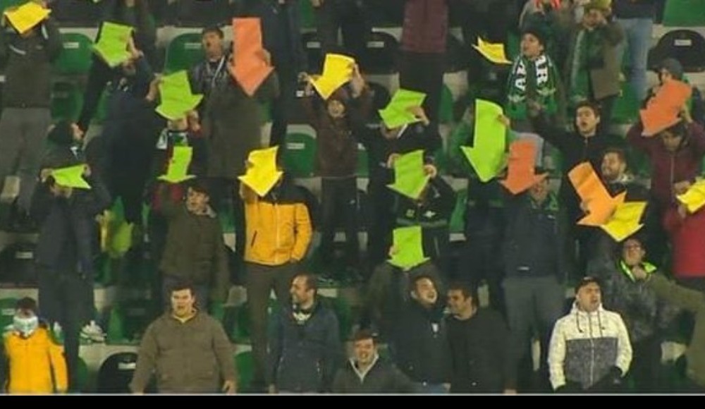 Taraftarından ilginç protesto takımına gol attırdı!