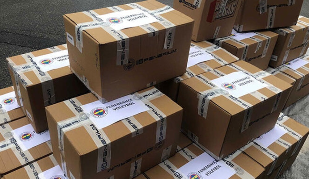 Fenerbahçe Voleybol Şubesi, depremzedelere hazırlanan yardım kolilerini AFAD'a teslim etti