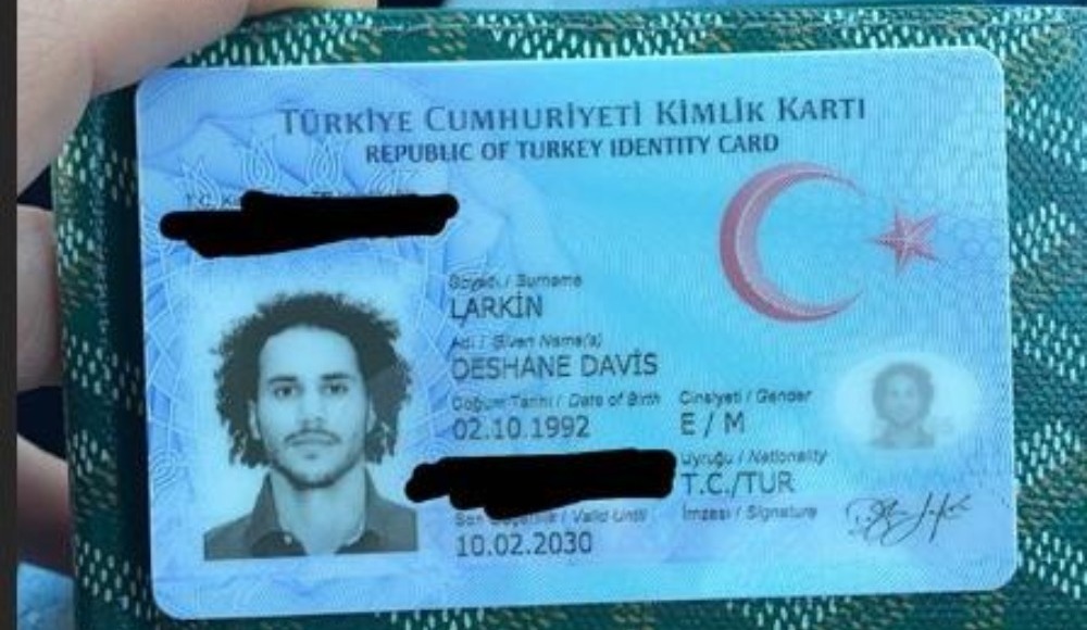 Larkin, kimliğini aldı