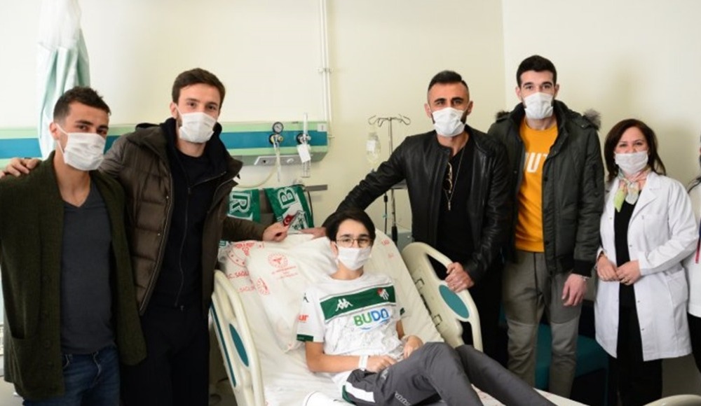 Bursasporlu futbolcular Batuhan'ın yüzünü güldürdü