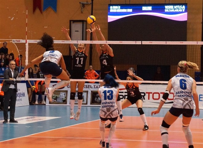 Eczacıbaşı Vitra, deplasmanda 3-1 galip