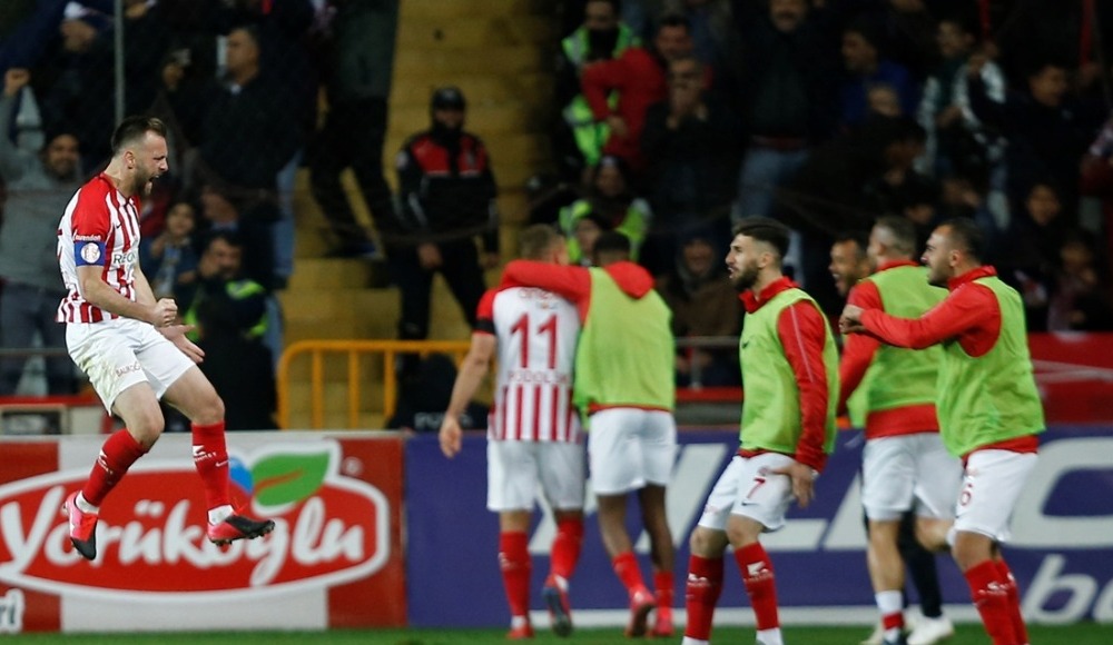 Djilobodgi elle oynadı mı?
