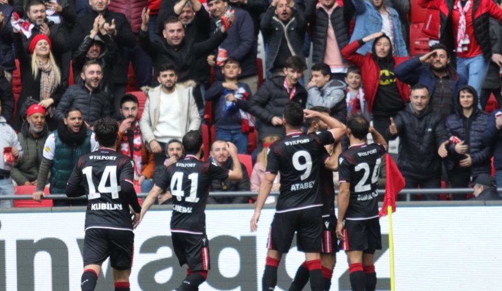 Samsunspor galibiyet serisini 10 maça çıkardı