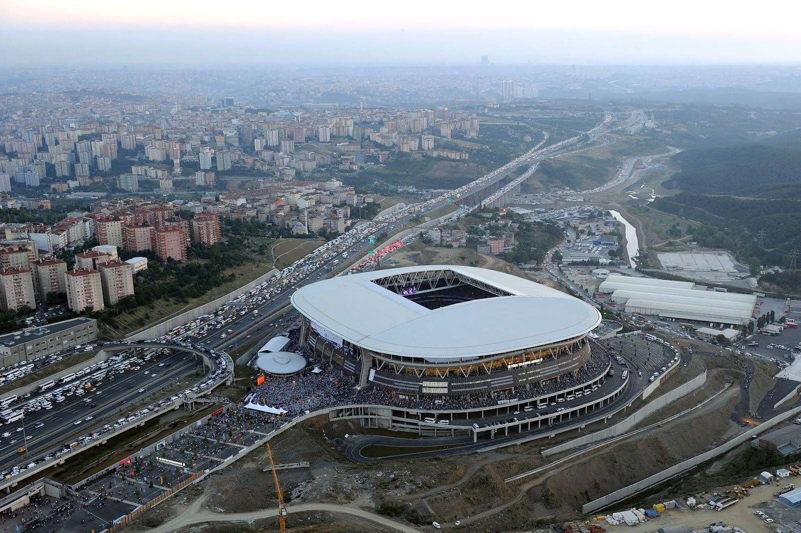 Işın Çelebi: “Stadyum çevresi bakım olarak kötü durumda”