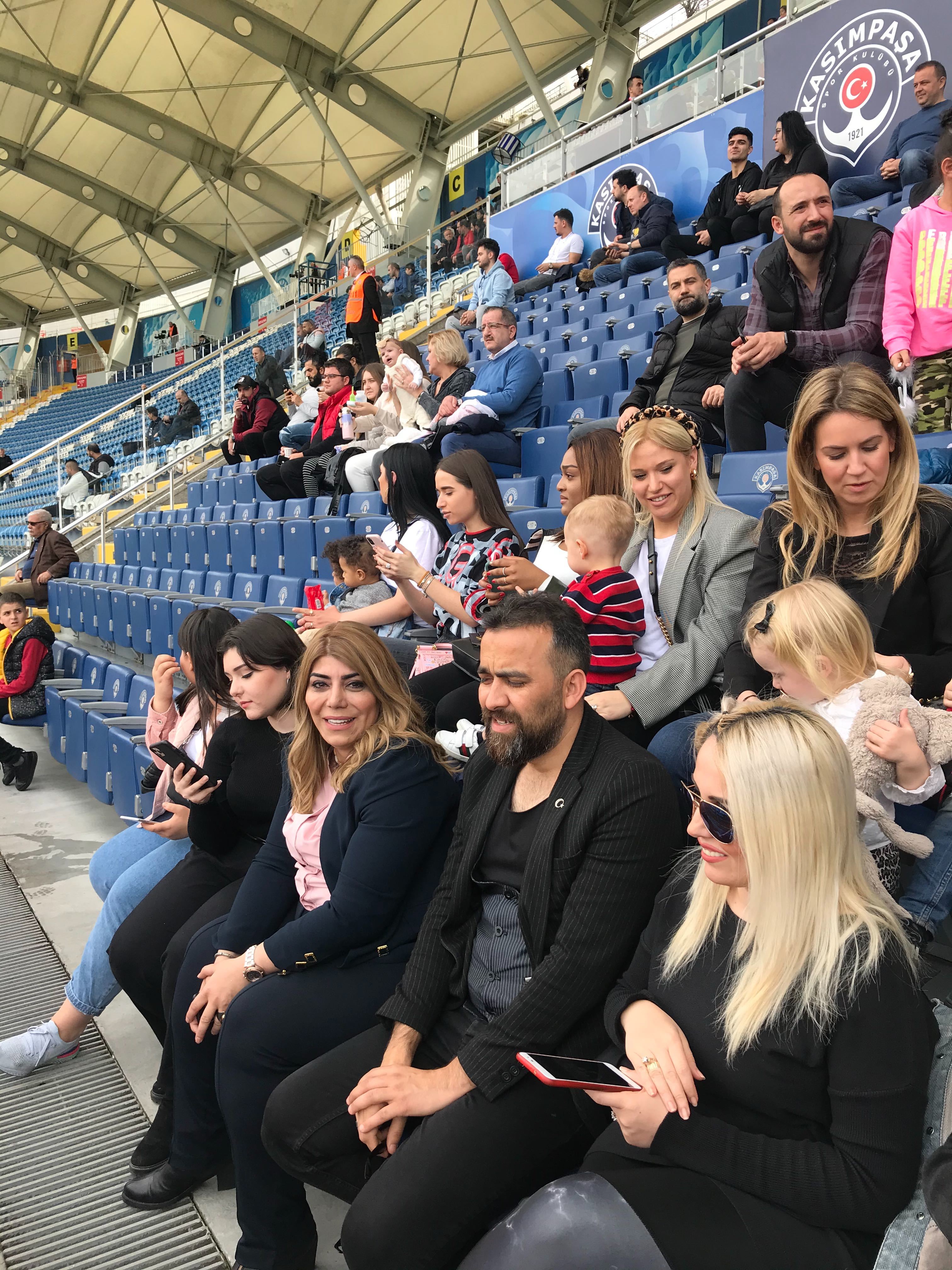 BERNA GÖZBAŞI DA TRİBÜNDE