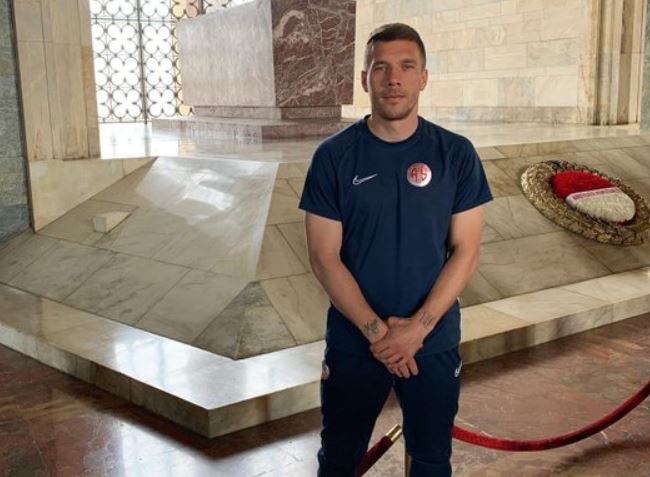 Podolski gönülleri fethetmeye devam ediyor